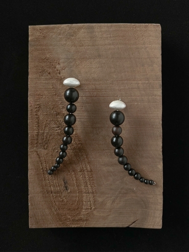 Flexible beads earrings