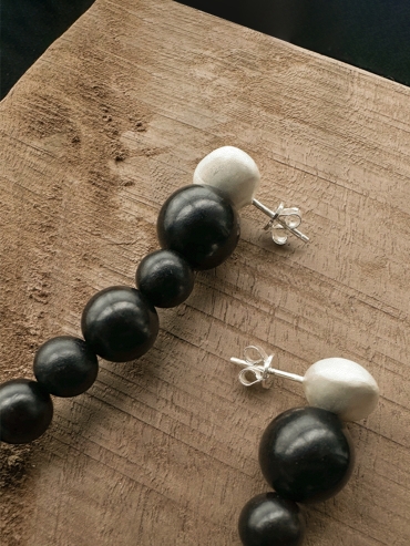 Flexible beads earrings