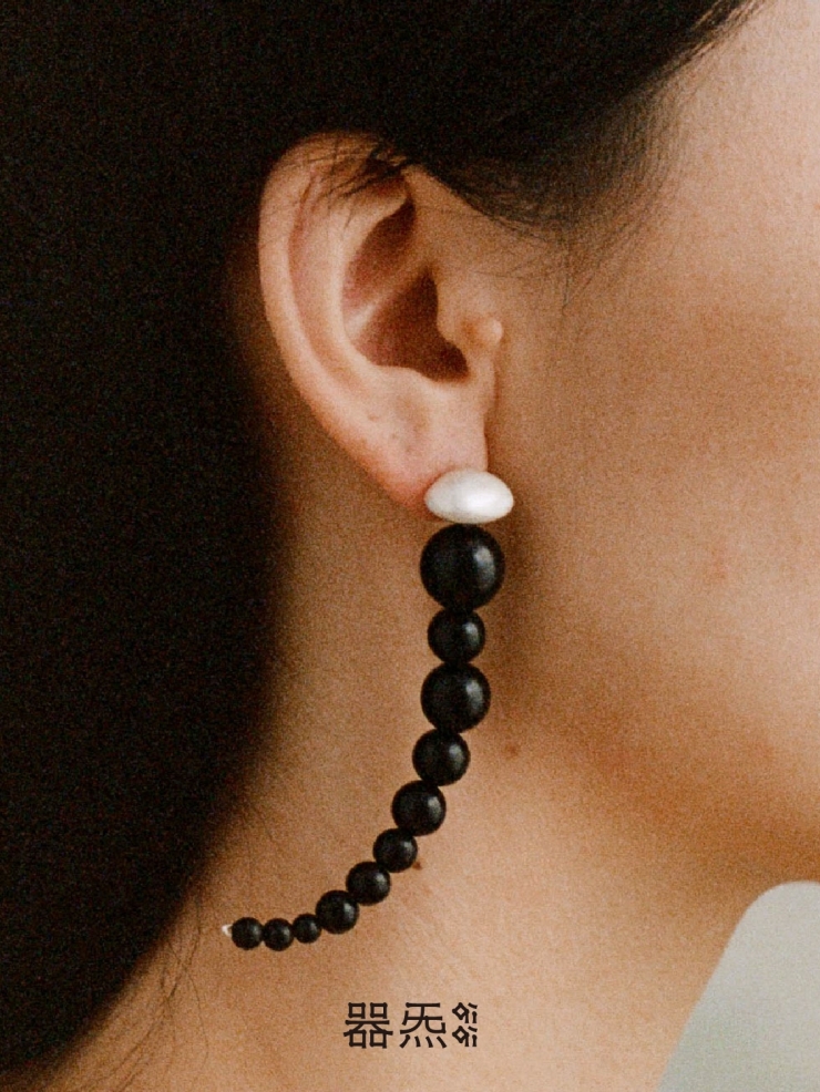 Flexible beads earrings
