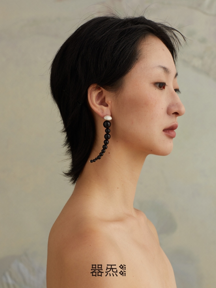 Flexible beads earrings