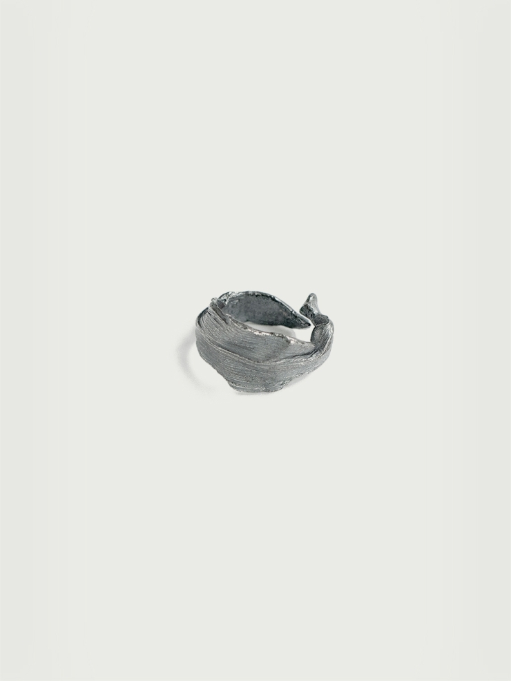 Black leaf ring