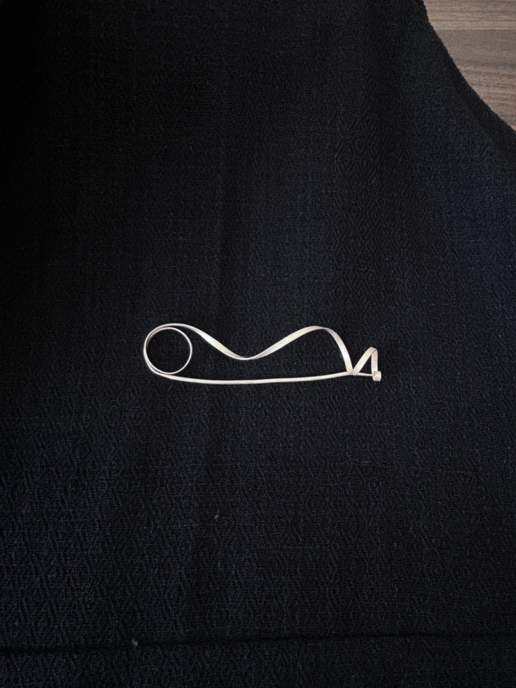 GUAN - winding brooch