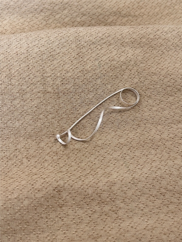 GUAN - winding brooch