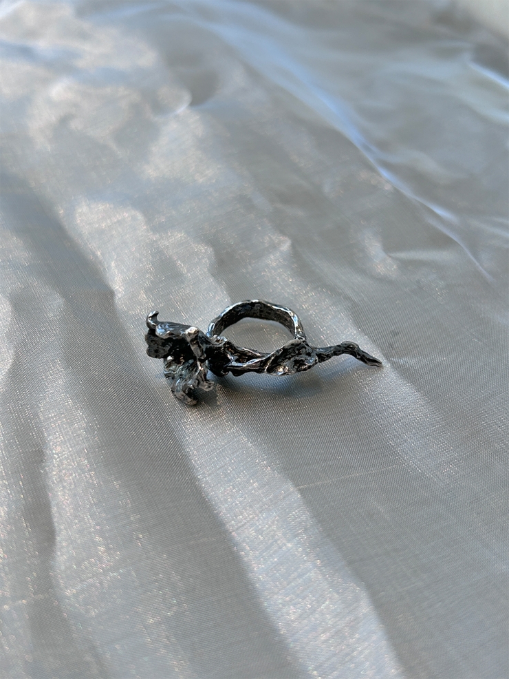 Black datura ring