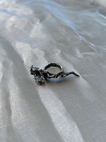 Black datura ring