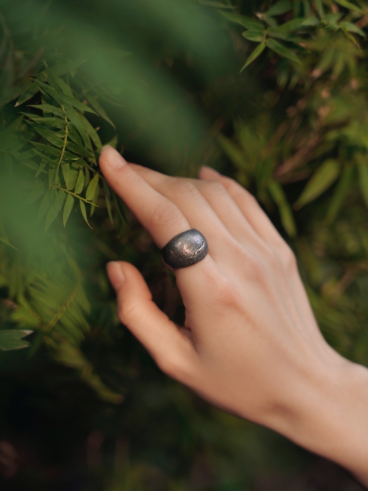 Black round ring