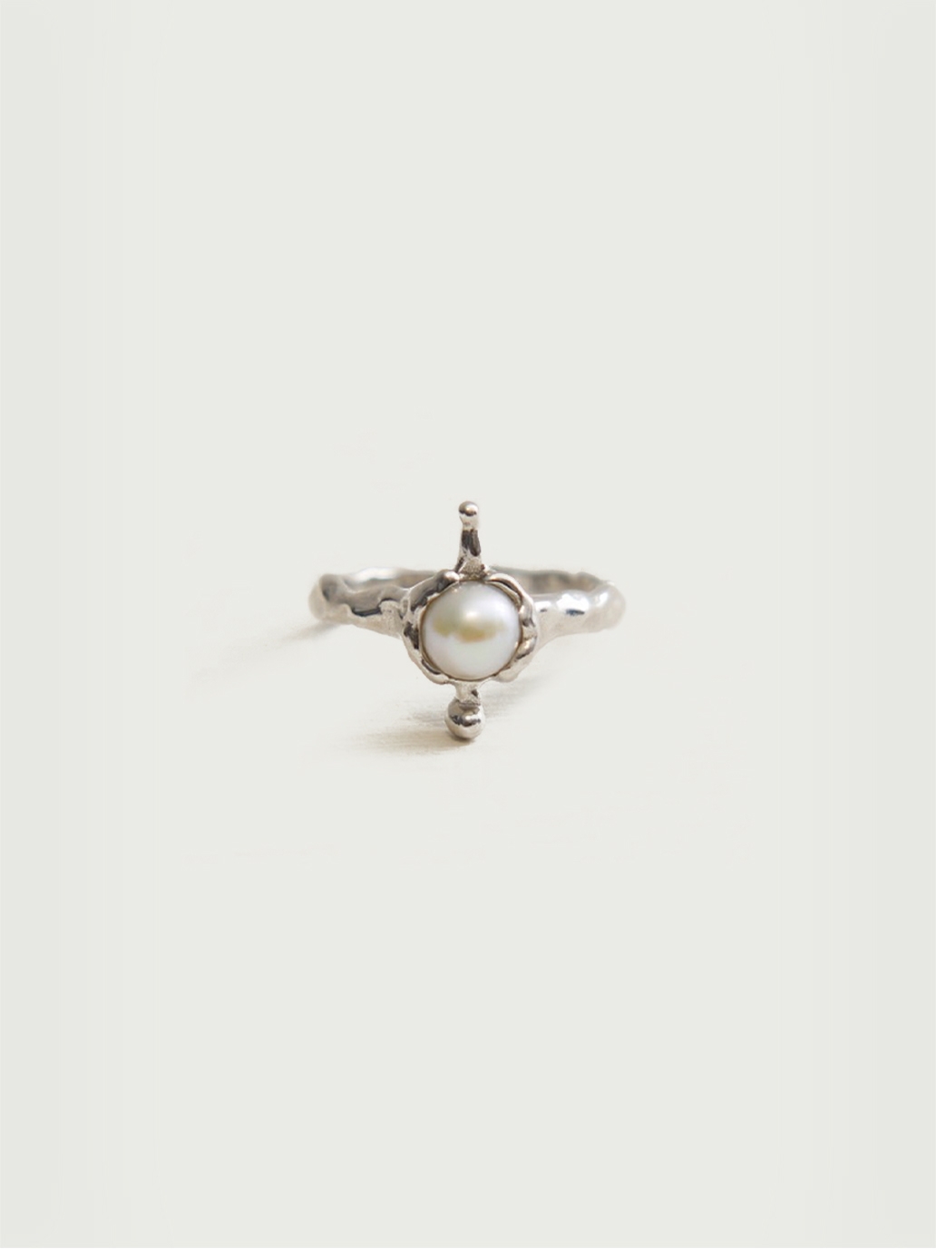 Silver Penatrating Pearl Ring