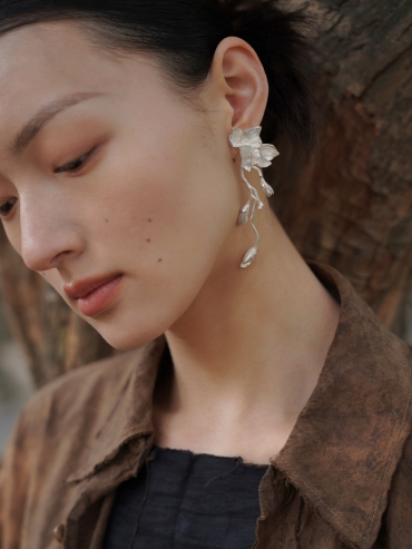 White magnolia earrings with jade