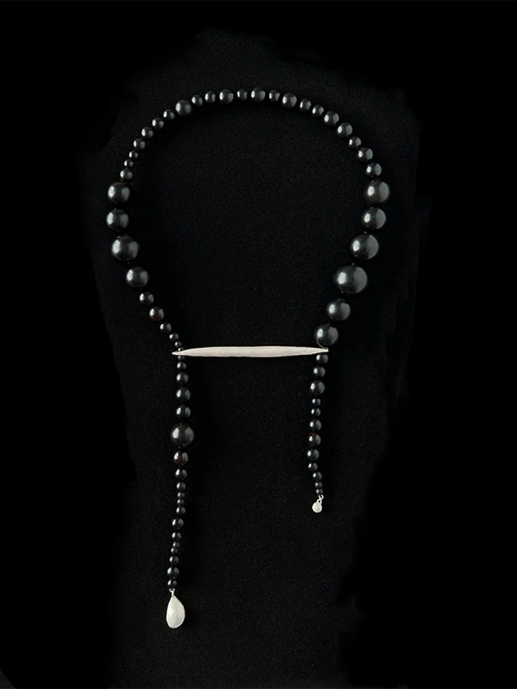 Ebony Beading With A Sprout Clip Necklace