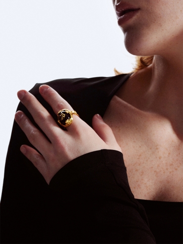 Gold shell agate ring