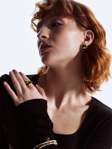 Gold shell agate ring