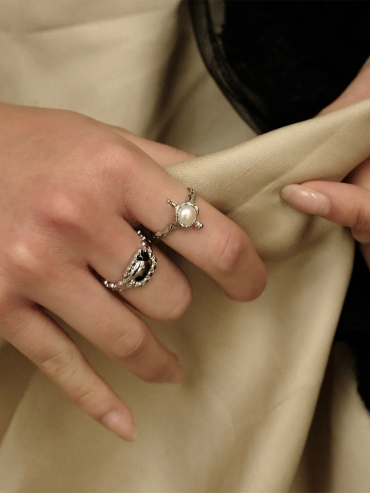 Silver Penatrating Pearl Ring