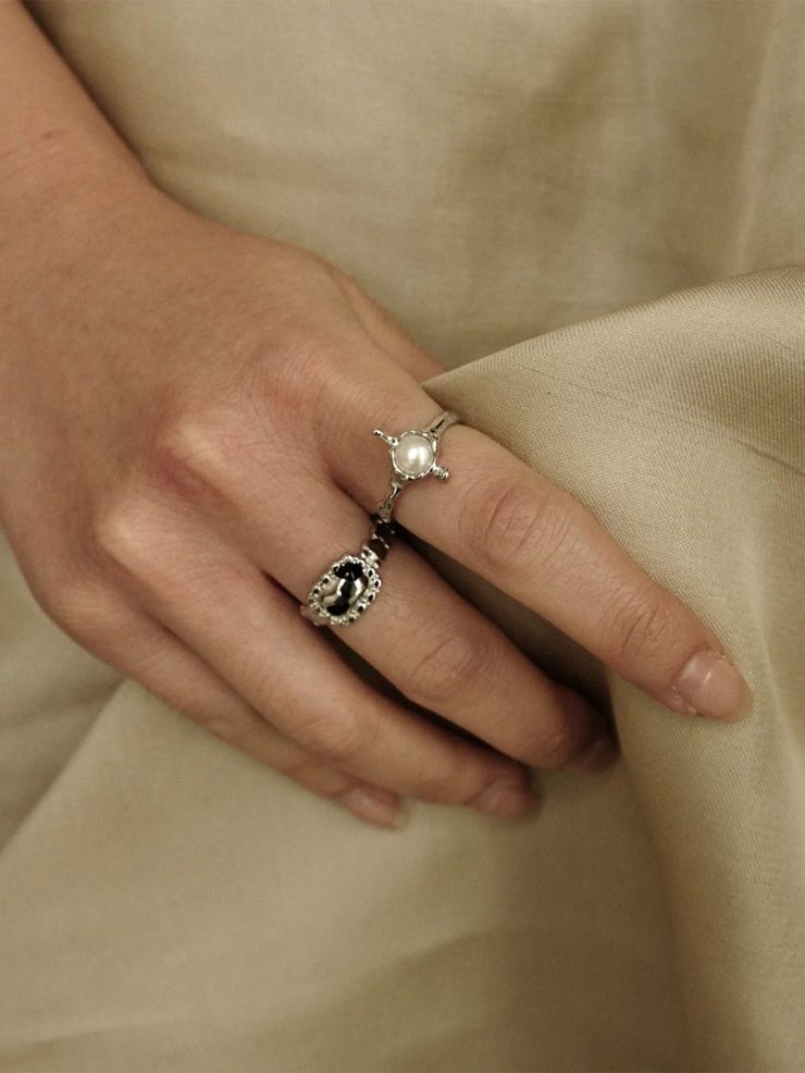 Silver Penatrating Pearl Ring