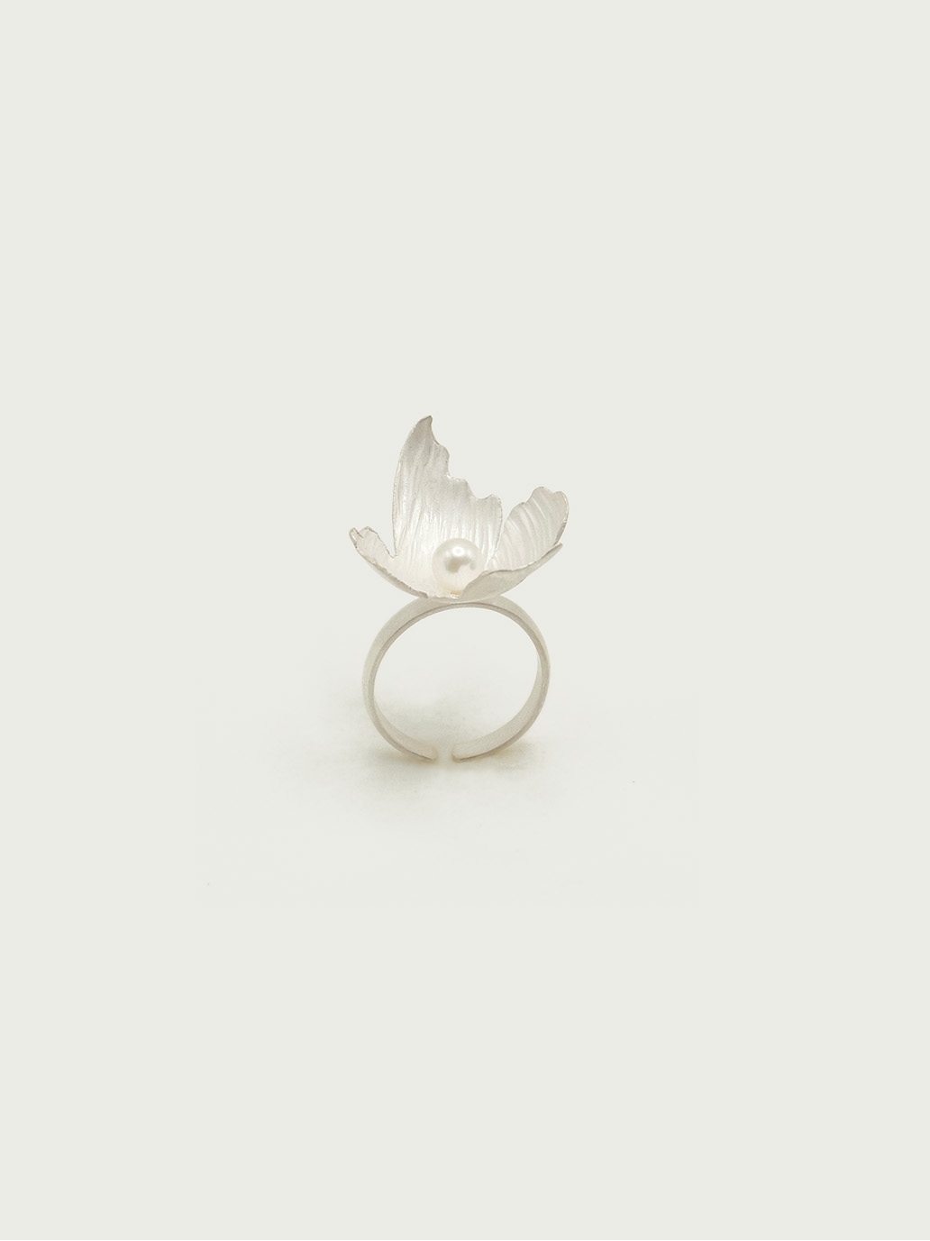 Flame ring with fresh water pearl
