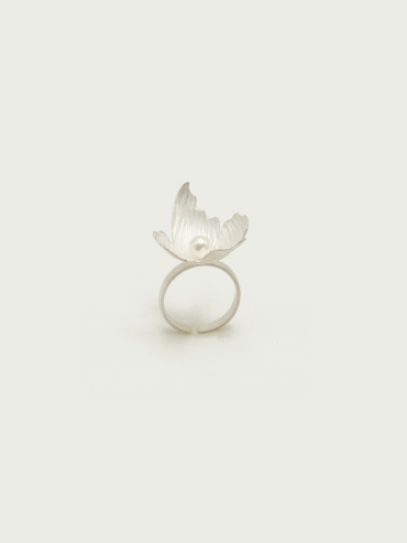 Flame ring with fresh water pearl