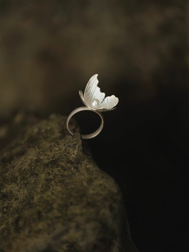 Flame ring with fresh water pearl