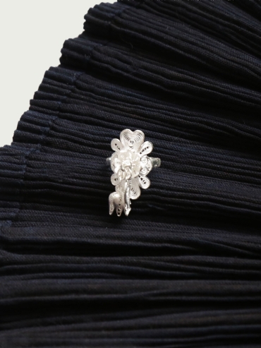 Flower shaped ring with bloom hangings