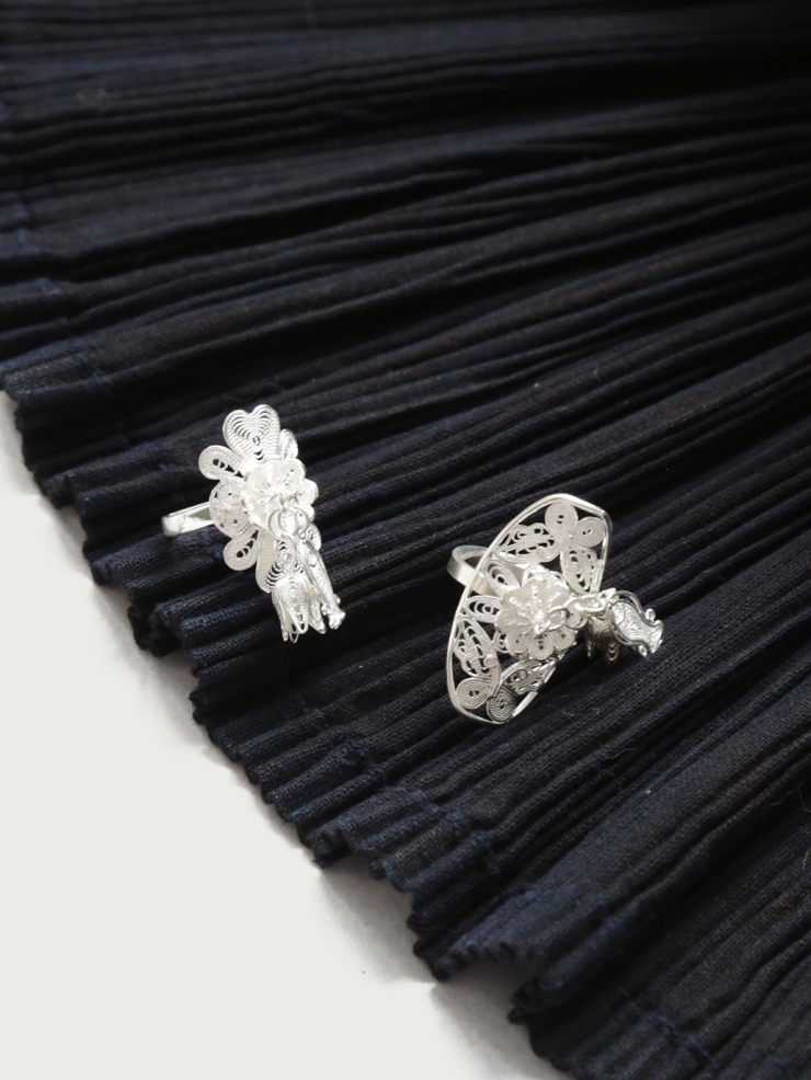 Flower shaped ring with bloom hangings