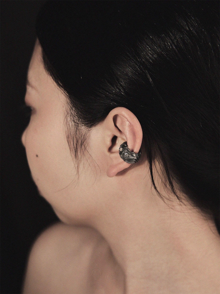 Black limbo earing -single