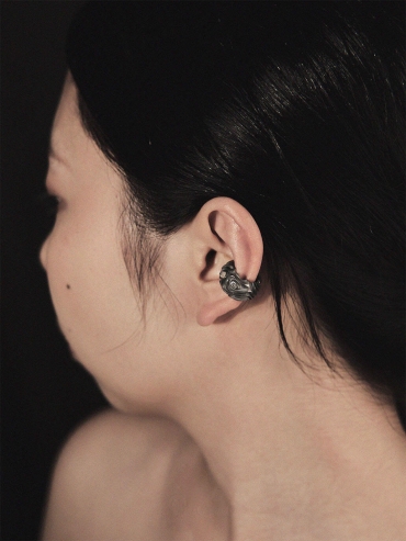 Black limbo earing -single