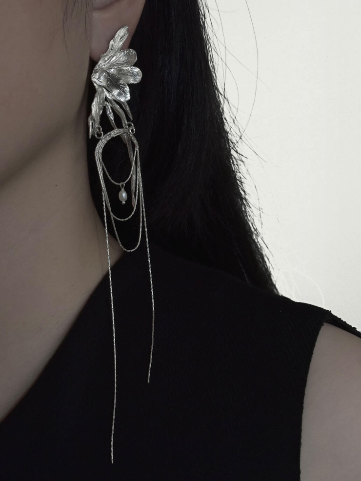 Silver tiny leaves earring - single