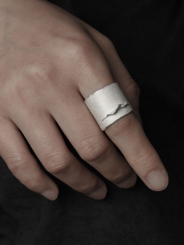 White ocean shadow ring