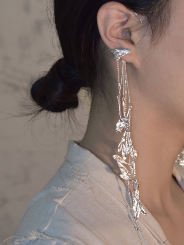 Silver misty tobacco leaf long earring - single