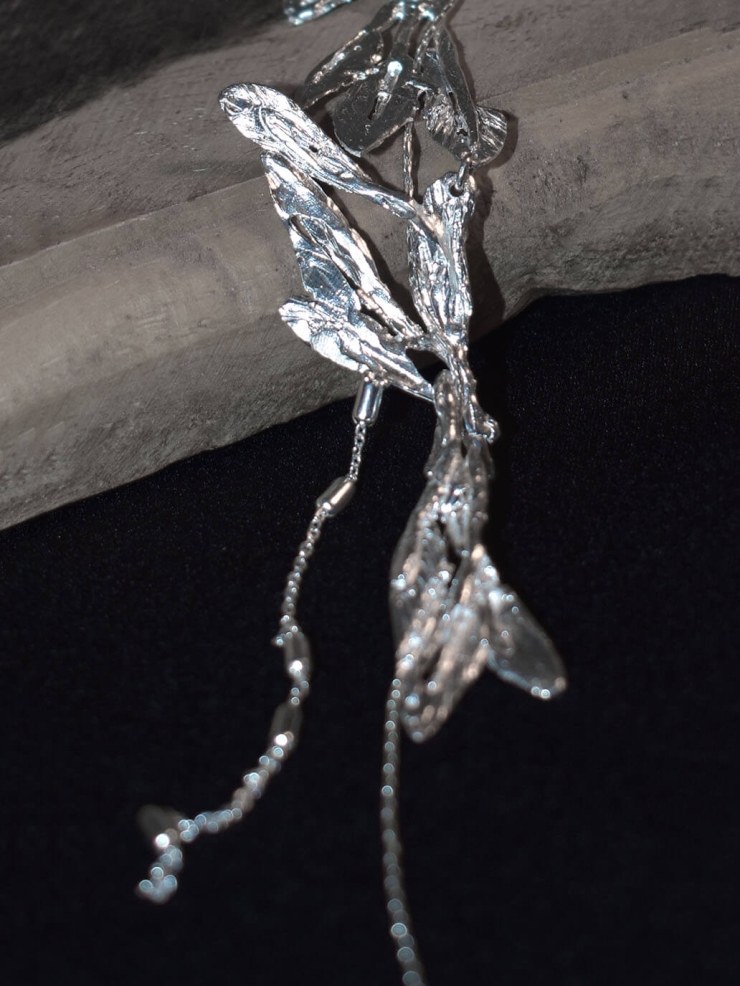 Silver misty tobacco leaf long earring - single