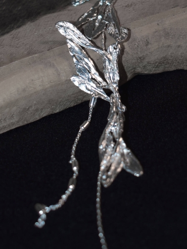 Silver misty tobacco leaf long earring - single