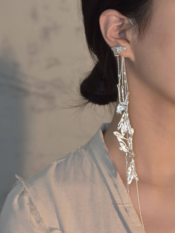 Silver misty tobacco leaf long earring - single