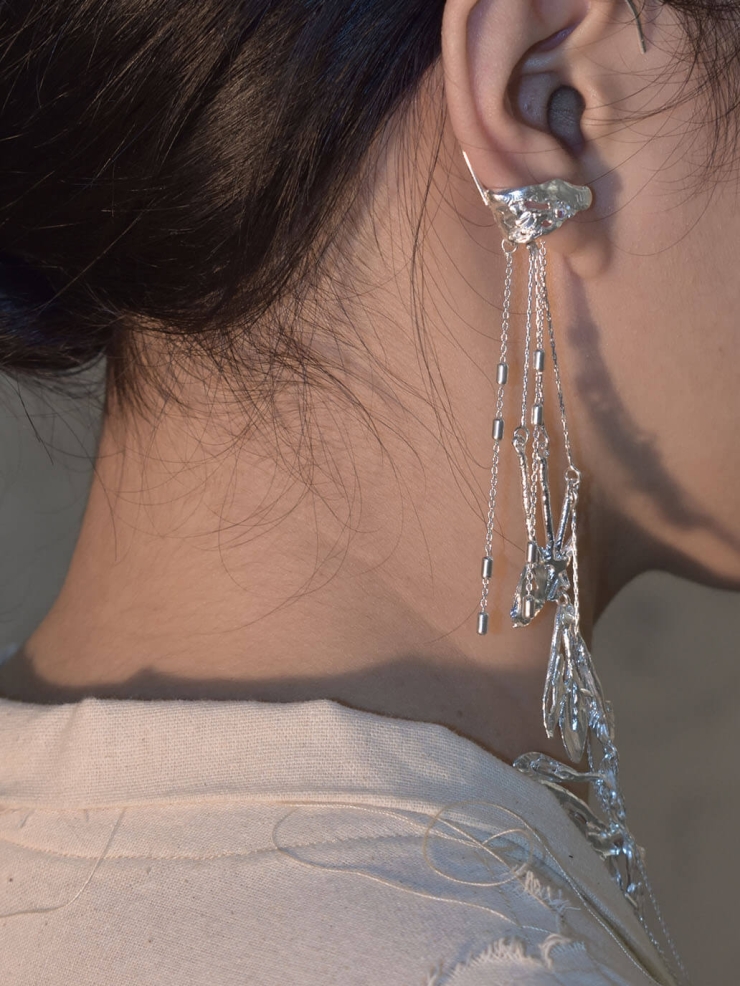 Silver misty tobacco leaf long earring - single