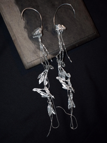 Silver misty tobacco leaf long earring - single