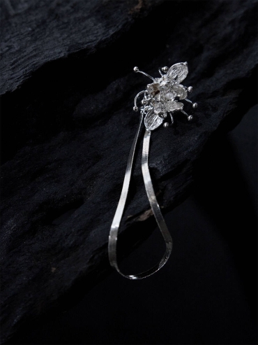 Silver listening lotus earclip