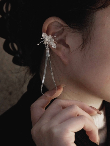 Silver listening lotus earclip