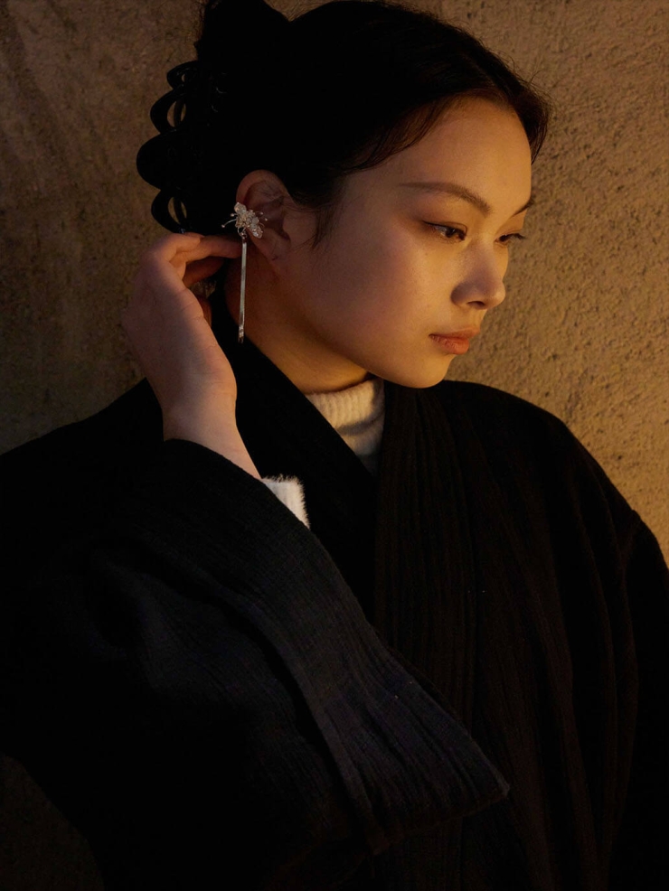 Silver listening lotus earclip