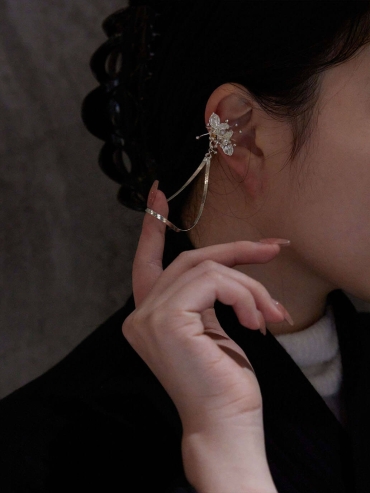 Silver listening lotus earclip