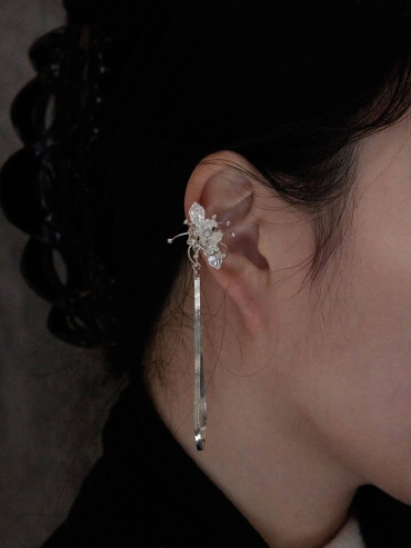 Silver listening lotus earclip